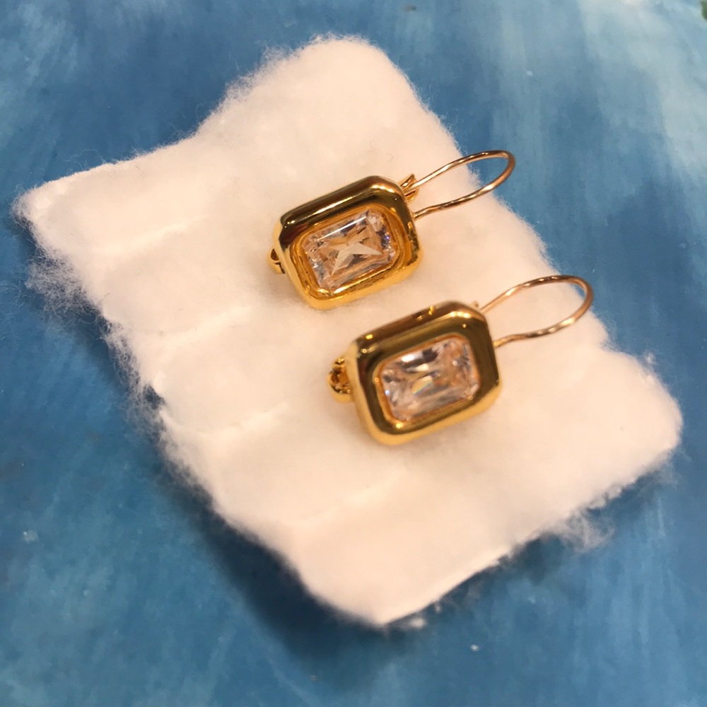 💚2for$18. Golden Earrings with clear center.